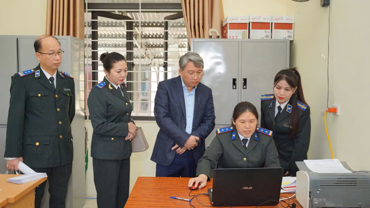 lanh-dao-tham-trien-khai-1.jpg