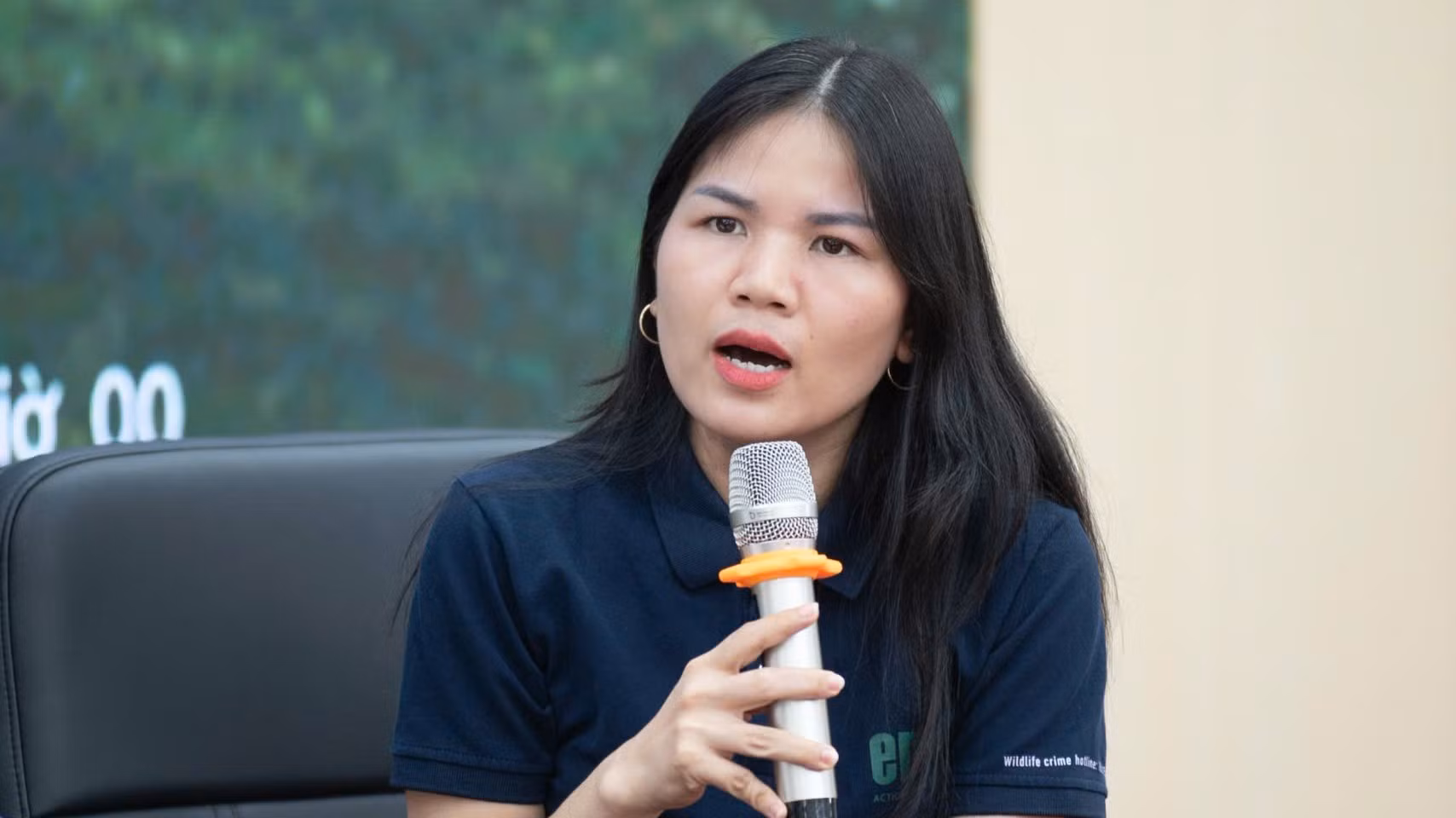 Bà Bùi Thị Hà, Phó Giám đốc Trung tâm Giáo dục Thiên nhiên chia sẻ tại tọa đàm. (Ảnh: NGỌC DUY)