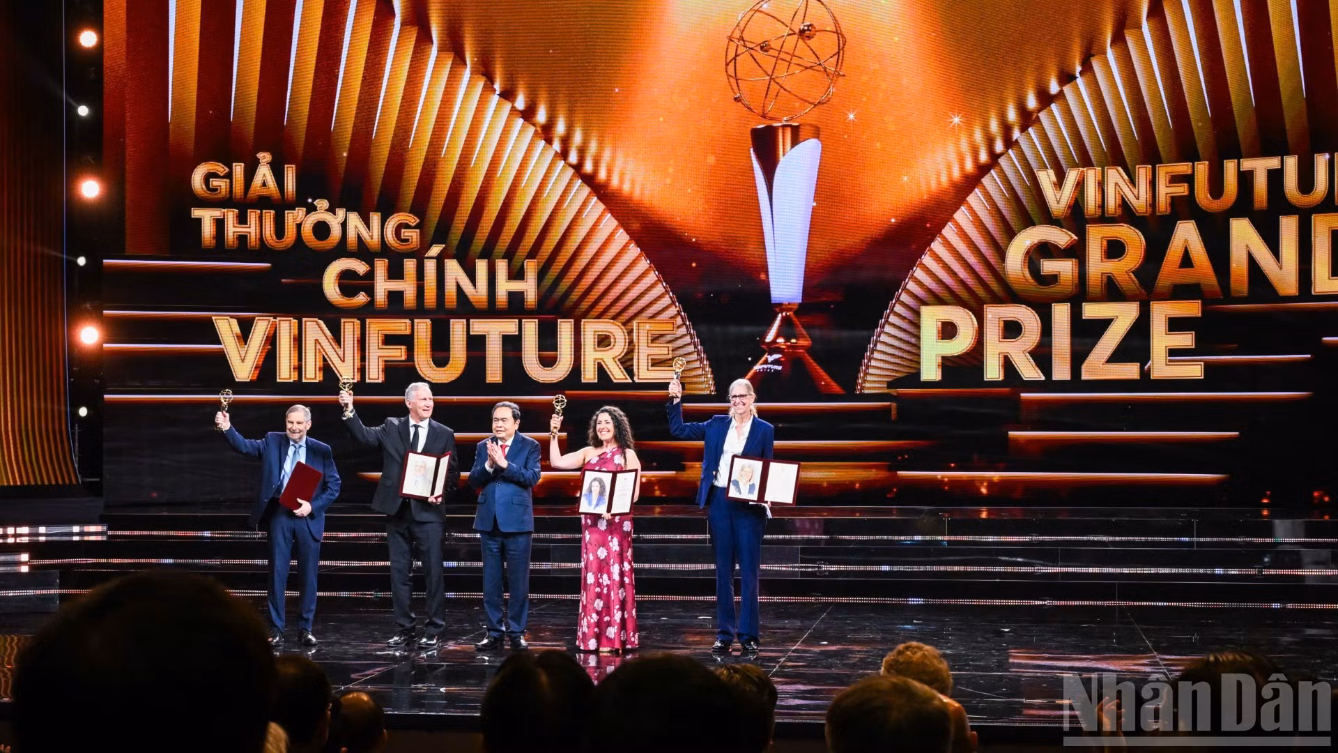 Chủ tịch Quốc hội Trần Thanh Mẫn trao Giải thưởng Chính VinFuture. (Ảnh: THÀNH ĐẠT)