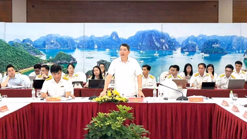 Thứ trưởng Tài chính Cao Anh Tuấn phát chỉ đạo hội thảo.