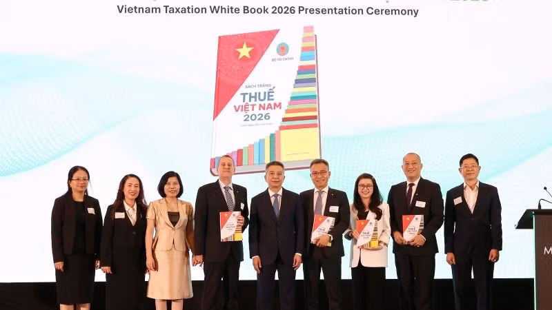Cục trưởng Mai Xuân Thành chính thức giới thiệu và trao tặng “Sách Trắng Thuế Việt Nam 2026” cho Deloitte Việt Nam.
