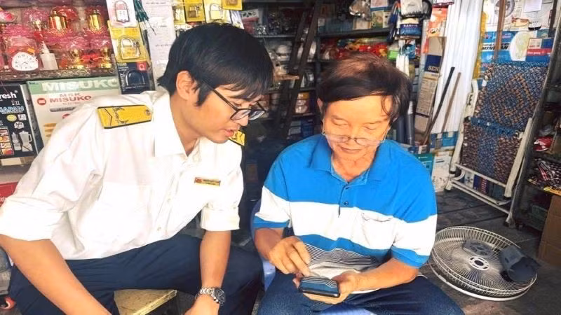 Công chức thuế hướng dẫn, hỗ trợ tại cơ sở của người nộp thuế.