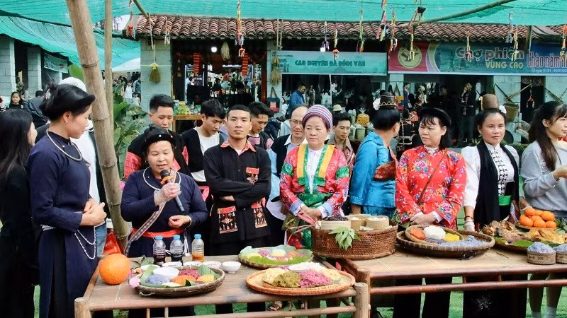 Giới thiệu ẩm thực đặc trưng của một số đồng bào dân tộc tại Làng Văn hóa-Du lịch các dân tộc Việt Nam.