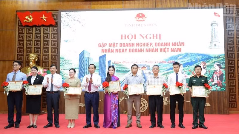 Đồng chí Trần Tiến Dũng, Ủy viên Trung ương Đảng, Bí thư Tỉnh ủy Điện Biên và đồng chí Lê Văn Lương, Chủ tịch Ủy ban nhân dân tỉnh trao Bằng khen, chúc mừng các doanh nghiệp, doanh nhân. (Ảnh: LÊ LAN)