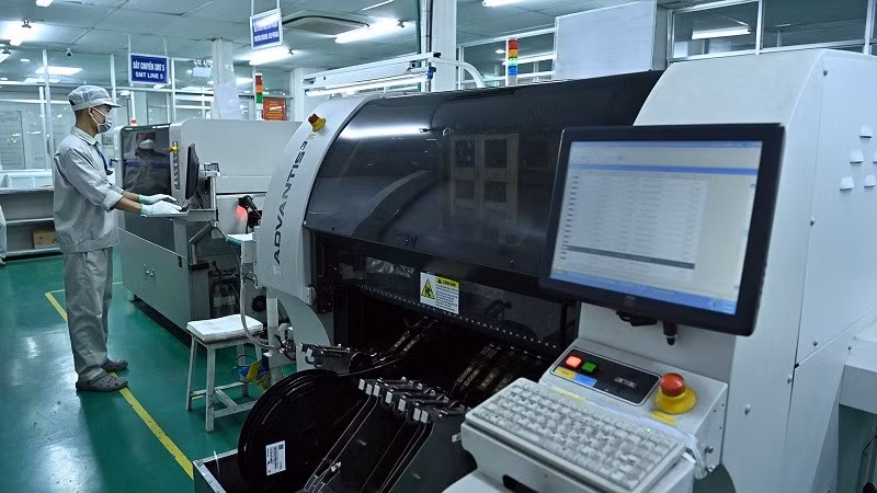 Công nhân kỹ thuật vận hành dây chuyền sản xuất. (Ảnh: nhandan.vn).