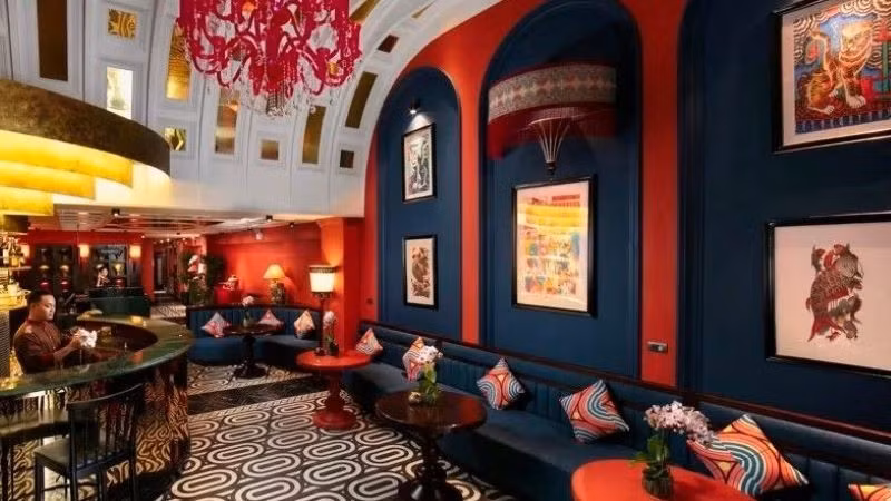 Tranh dân gian tạo dấu ấn văn hóa cho không gian lưu trú. (Ảnh: L'Hôtel du LAC Hanoi)