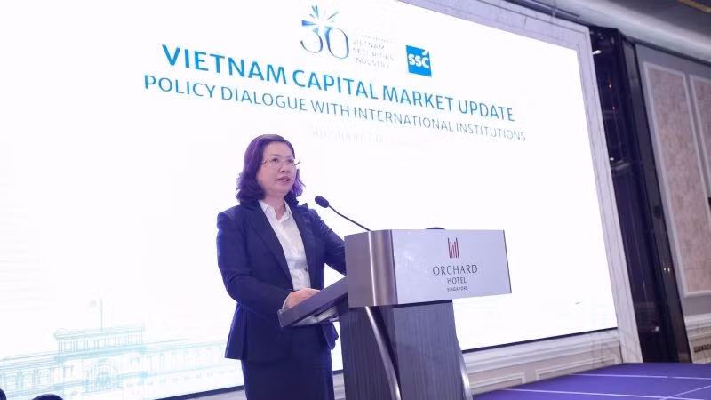 Bà Vũ Thị Chân Phương, Chủ tịch Ủy ban Chứng khoán Nhà nước phát biểu tại Tọa đàm.