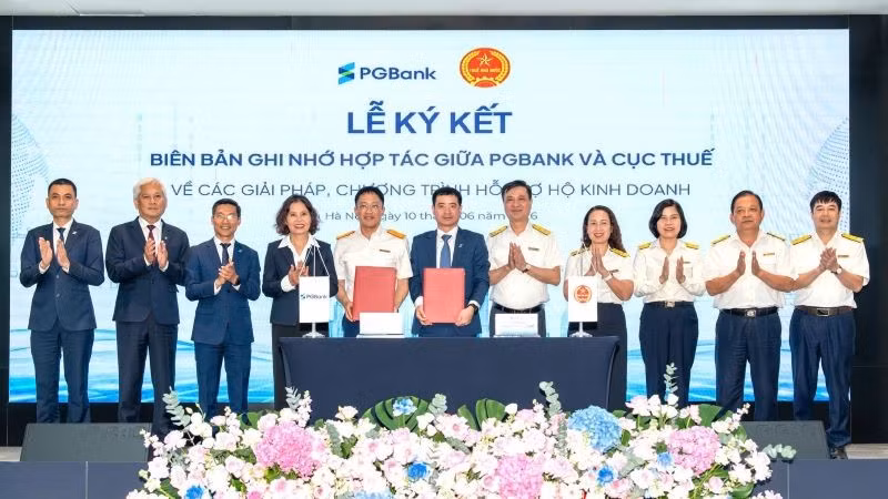 Lãnh đạo Cục Thuế và Ngân hàng PGBank thực hiện nghi lễ ký kết.