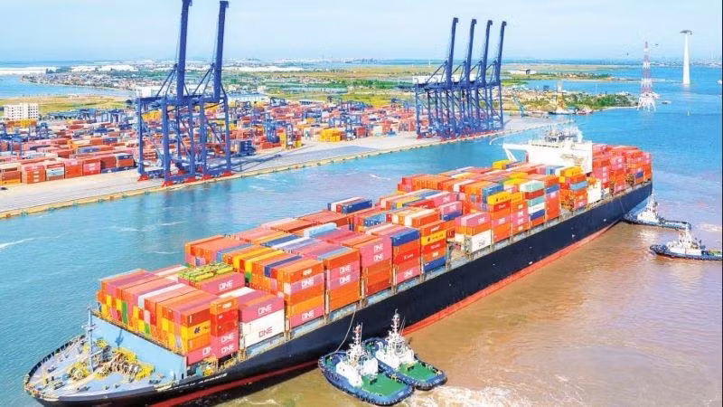Hoạt động xuất nhập khẩu hàng hóa tại cảng nước sâu Lạch Huyện, Hải Phòng. (Ảnh: ĐÔNG GIANG)