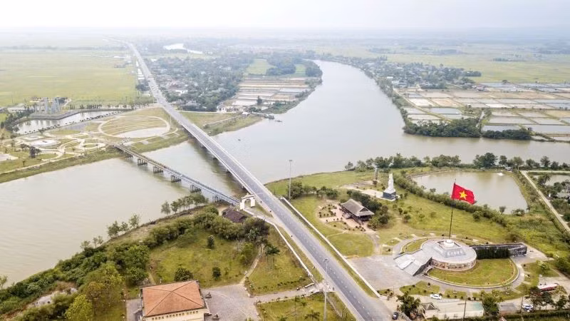 Sông Bến Hải-Vĩ tuyến 17, từng là giới tuyến quân sự tạm thời chia cắt đất nước thành hai miền chờ hai năm sau tổng tuyển cử thống nhất.
