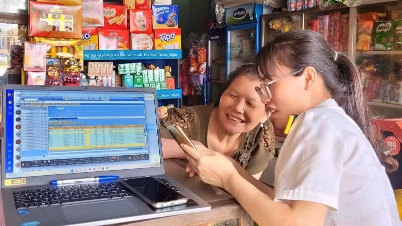Công chức Thuế tỉnh Thanh Hoá hỗ trợ người nộp thuế kê khai, nộp thuế qua ứng dụng eTax Mobile.