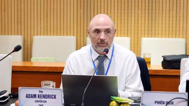 Ông Adam Kendrick, Chuyên gia thuế của ADB.