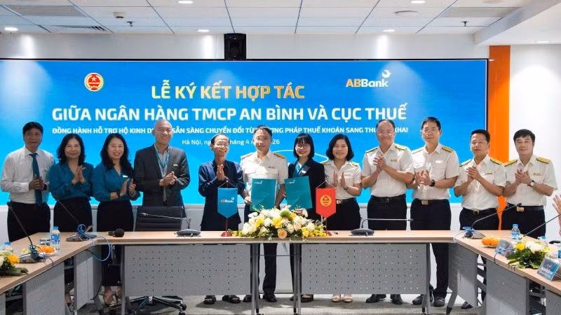 Đại diện lãnh đạo hai đơn vị thực hiện ký kết hợp tác.