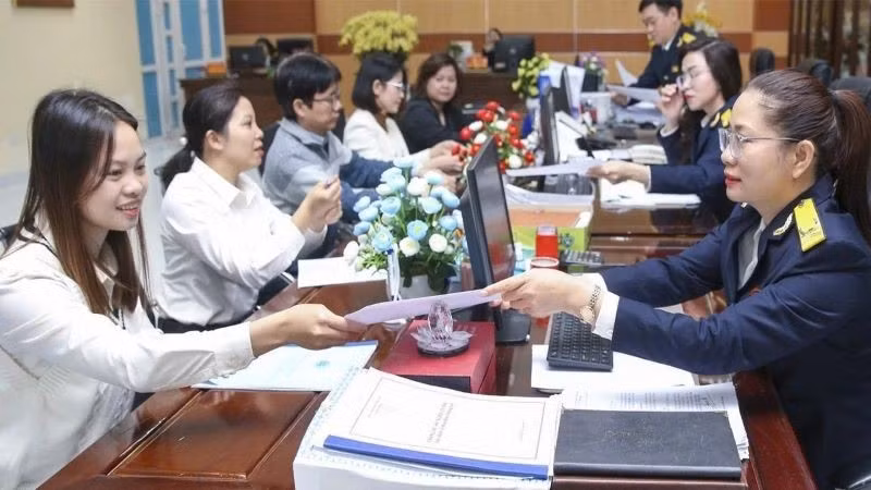 Công chức Thuế tỉnh Thái Nguyên hỗ trợ người nộp thuế làm sạch mã số thuế.
