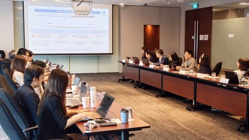 Phó Cục trưởng Mai Sơn trao đổi với các chuyên gia thuộc Cơ quan Thuế Singapore (IRAS).
