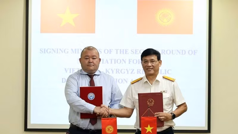 Phó Cục trưởng Đặng Ngọc Minh và Ông Ruslan Tynaliev, Vụ trưởng Vụ Chính sách Hải quan, Bộ Kinh tế và Thương mại Kyrgyzstan ký kết.