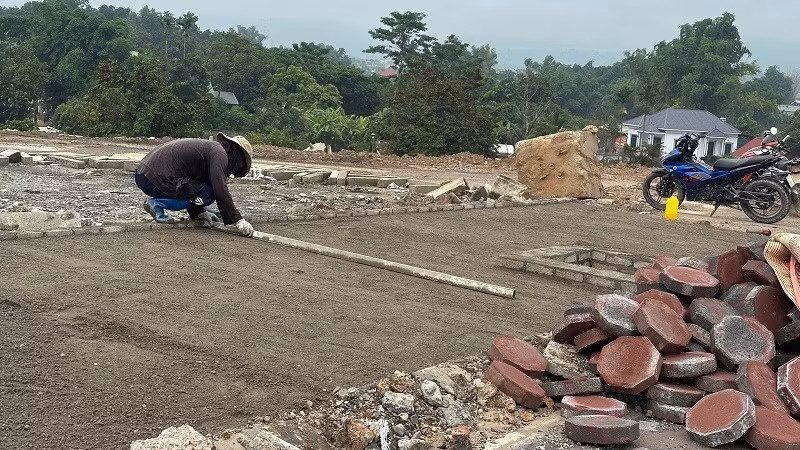 Công nhân của đơn vị thi công đang khẩn trương hoàn thiện các hạng mục dự án đường Thanh Minh-Độc Lập. 