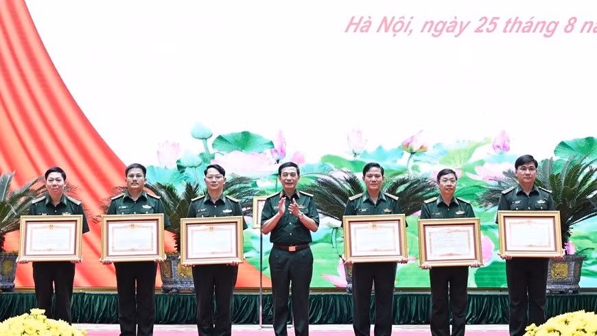Đại tá Đỗ Quang Thấm, Phó Chính ủy Bộ Chỉ huy Quân sự tỉnh Đắk Lắk, Chính ủy Ban Chỉ huy Bộ đội Biên phòng (người đứng ngoài cùng bên trái) vinh dự nhận Bằng khen của Thủ tướng Chính phủ. (Ảnh: Dân Quân)