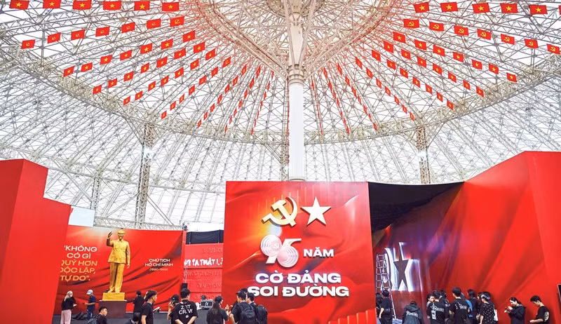 Không gian Triển lãm 95 năm Cờ Đảng soi đường (thuộc khuôn khổ Triển lãm Thành tựu đất nước “80 năm hành trình Độc lập - Tự do - Hạnh phúc”) tại Trung tâm Triển lãm Việt Nam (VEC). Ảnh: THÀNH ĐẠT
