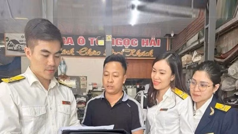 Công chức thuế tỉnh Hà Tĩnh hướng dẫn người dân hoàn thiện thủ tục chấm dứt hiệu lực mã số thuế, góp phần chuẩn hóa dữ liệu người nộp thuế và tháo gỡ vướng mắc trong thực hiện thủ tục hành chính.