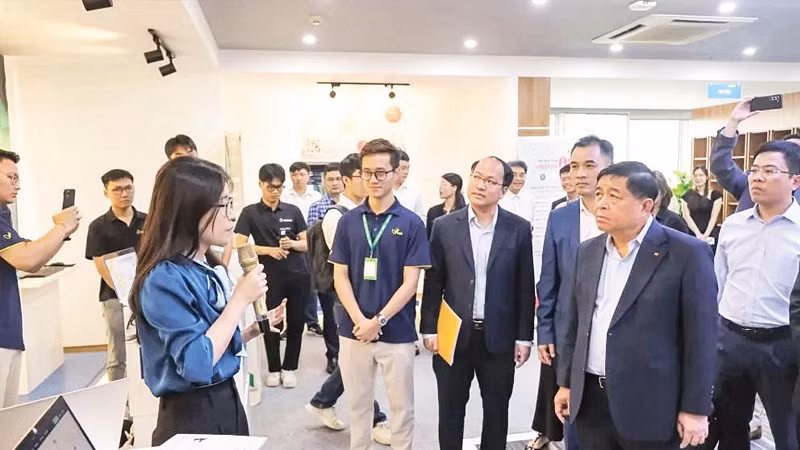 Đại diện Filum.ai trình bày trước Phó Thủ tướng Nguyễn Chí Dũng về giải pháp AI Agent.