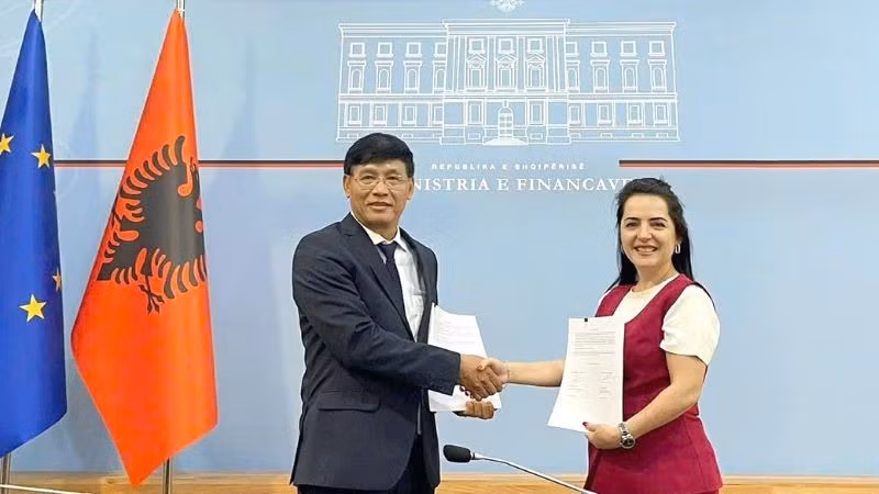 Phó Cục trưởng Đặng Ngọc Minh và bà Zarina Taja ký biên bản ghi nhớ dự thảo Hiệp định tại vòng đàm phán thứ hai.