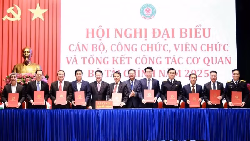 Phó Cục trưởng Cục Thuế Vũ Chí Hùng cùng đại diện lãnh đạo các đơn vị thuộc Bộ ký kết giao ước thi đua năm 2026.