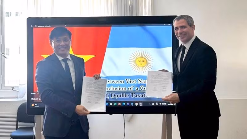 Phó Cục trưởng Đặng Ngọc Minh và ông Carlos Protto - Vụ trưởng Quan hệ Thuế quốc tế, Bộ Tài chính Argentina ký biên bản.