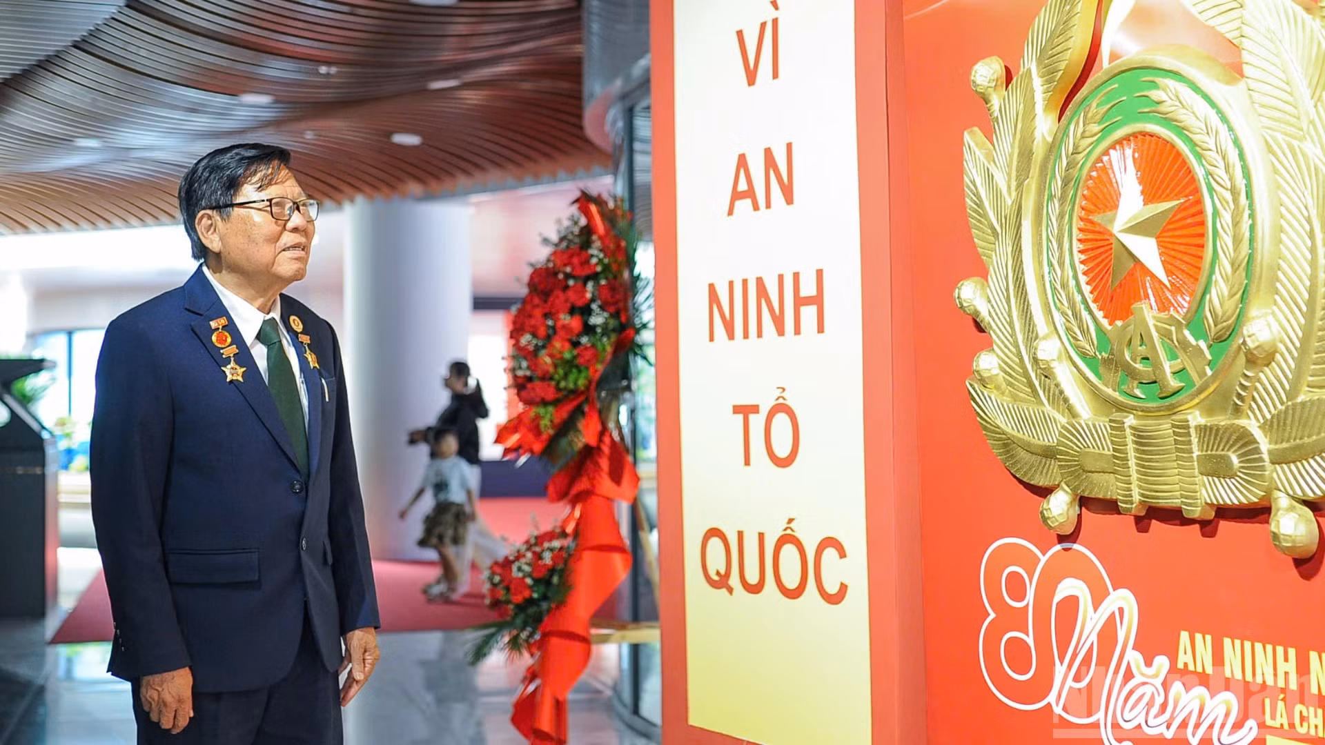 Người dân tại triển lãm “80 năm An ninh nhân dân - Lá chắn thầm lặng”.
