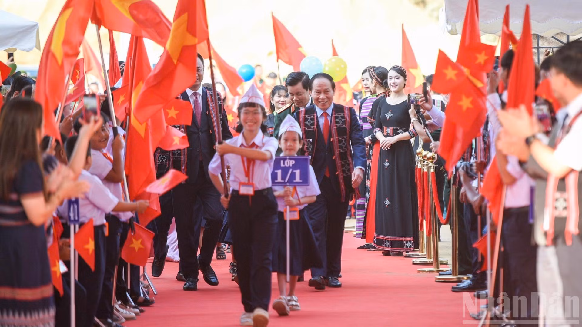 Phó Thủ tướng Lê Tiến Châu dự lễ khai giảng Trường phổ thông nội trú tiểu học và trung học cơ sở Tây Giang. (Ảnh: CÔNG VINH)