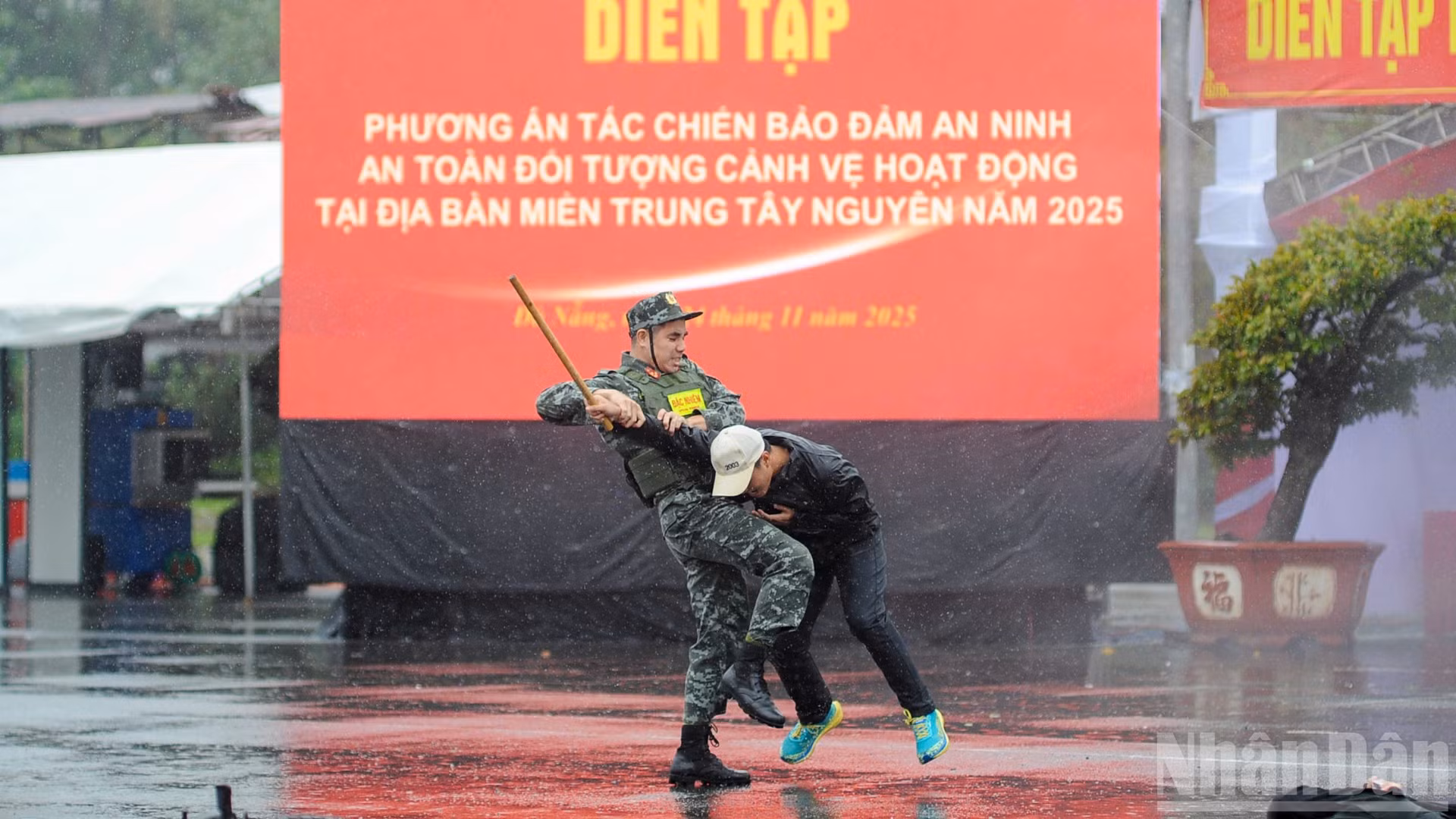 Cán bộ, chiến sĩ diễn tập phương án tác chiến bảo đảm an ninh, an toàn đối tượng cảnh vệ hoạt động tại địa bàn miền trung, Tây Nguyên năm 2025.