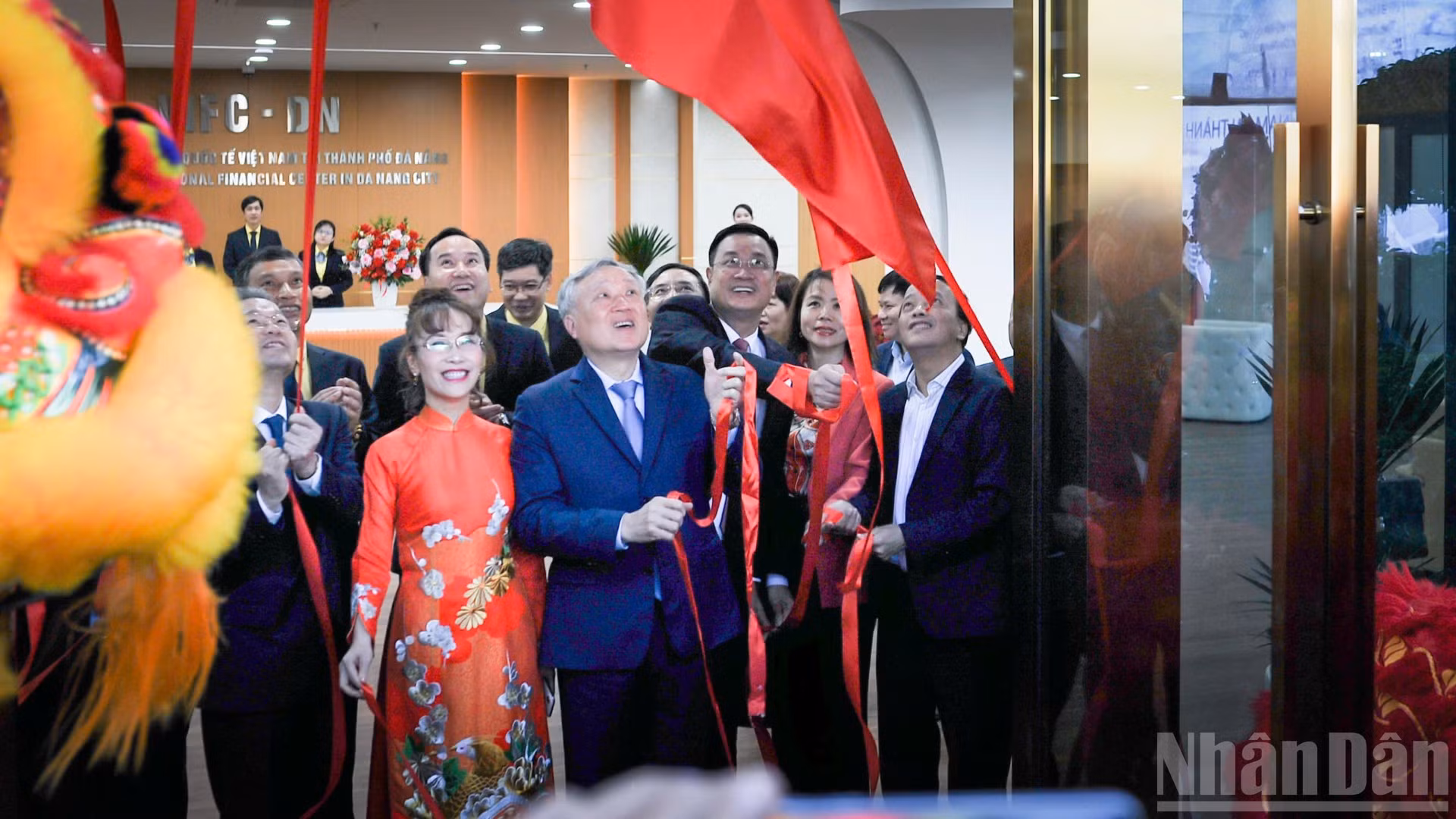Các đồng chí lãnh đạo cùng các vị đại biểu thực hiện nghi thức khai trương Cơ quan điều hành Trung tâm tài chính quốc tế Việt Nam tại thành phố Đà Nẵng.