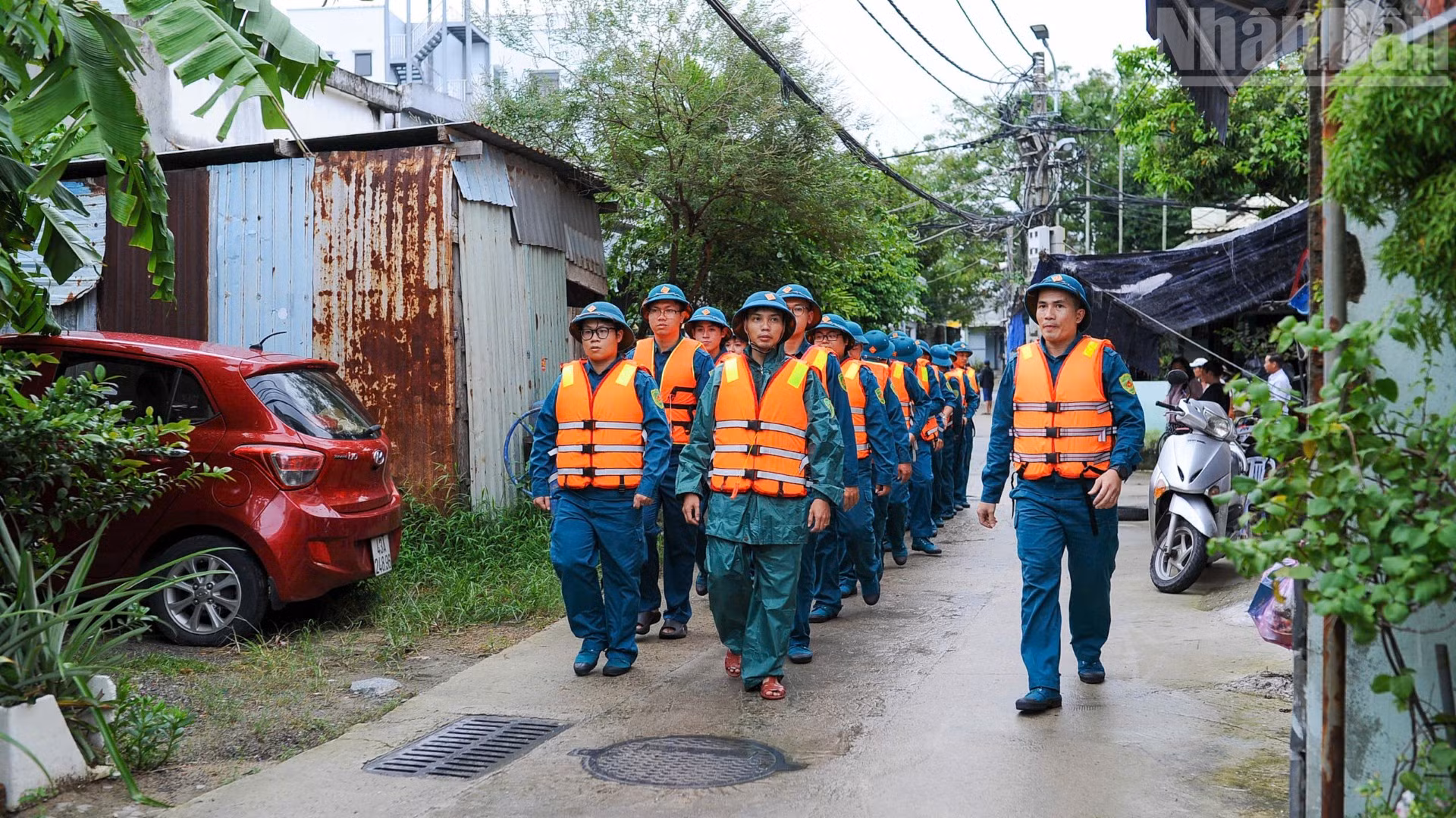 Lực lượng dân quân tự vệ Ban Chỉ huy Quân sự phường Thanh Khê (thành phố Đà Nẵng) ra quân giúp người dân khu vực Khe Cạn phòng, chống bão số 12.