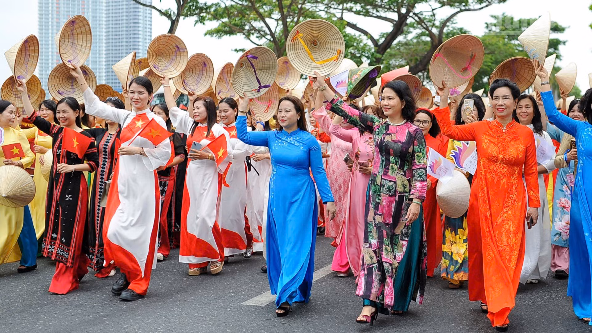 Các đại biểu tham gia diễu hành áo dài.