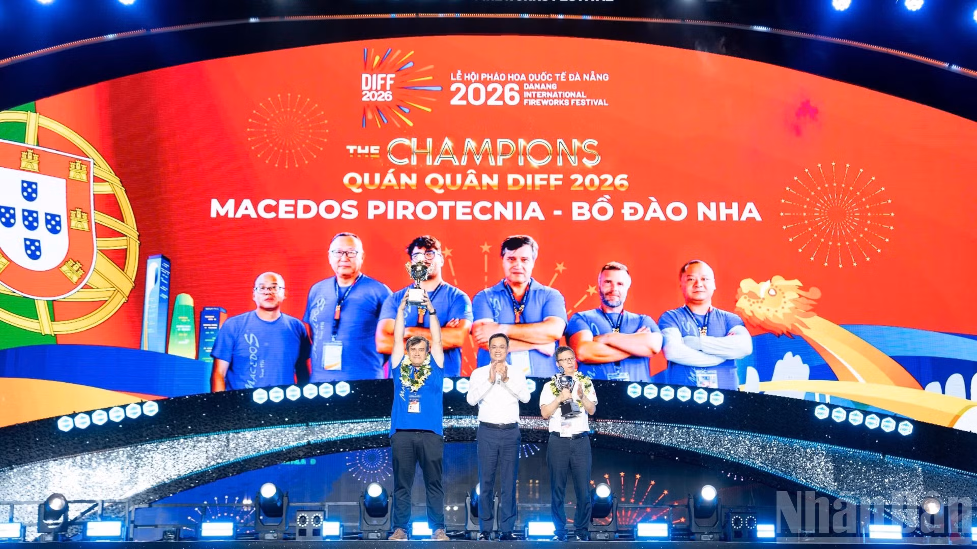 Bí thư Thành ủy Đà Nẵng trao Giải Quán quân cho đội Bồ Đào Nha và Giải Á quân cho đội Trung Quốc.