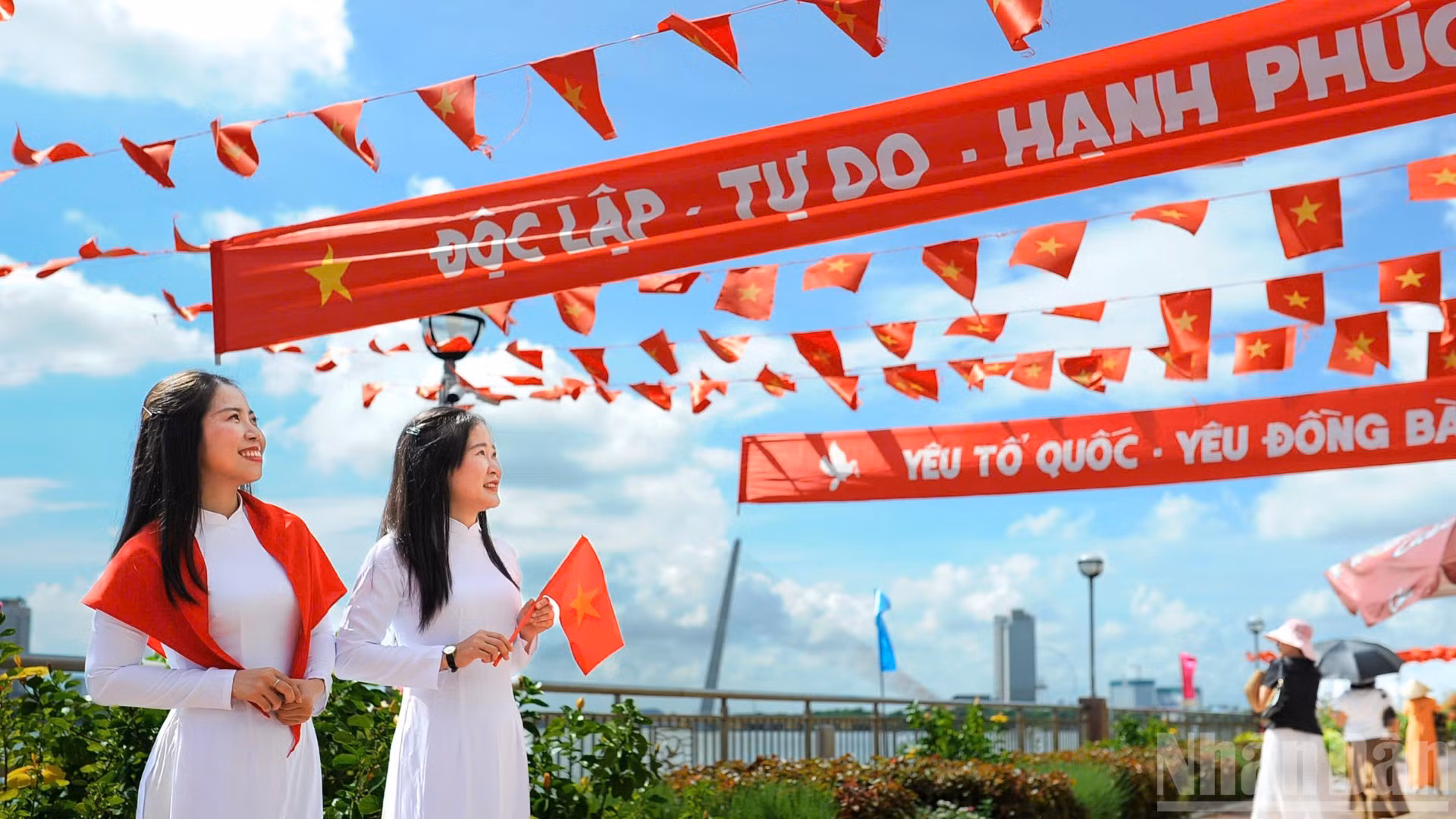 Người dân Đà Nẵng nô nức ra đường ăn mừng Tết Độc lập.
