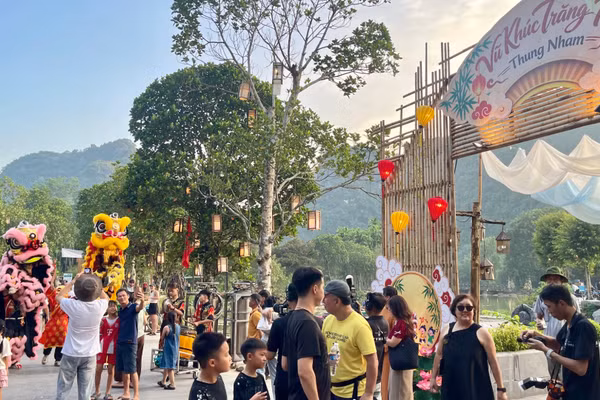 Chương trình thu hút đông đảo du khách trong nước và quốc tế. (Ảnh: YẾN TRINH)