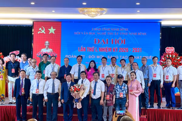 Ban chấp hành Hội Văn học Nghệ thuật tỉnh Ninh Bình khóa I ra mắt tại Đại hội. (Ảnh: YẾN TRINH)
