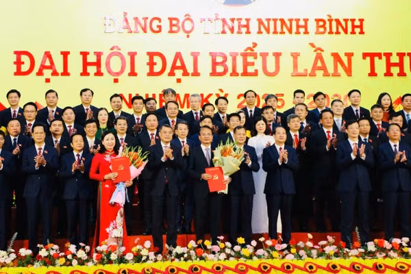 Đồng chí Lê Minh Hưng, Ủy viên Bộ Chính trị, Bí thư Trung ương Đảng, Trưởng ban Tổ chức Trung ương, trao các quyết định về công tác nhân sự và chụp ảnh cùng Ban Chấp hành Đảng bộ tỉnh Ninh Bình nhiệm kỳ 2025-2030.