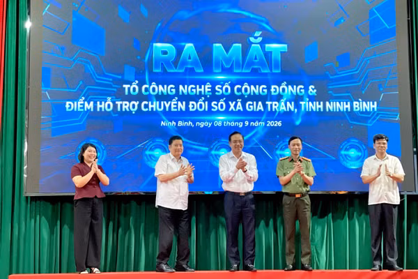Các đại biểu thực hiện nghi thức kích hoạt ra mắt điểm hỗ trợ chuyển đổi số. (Ảnh: YẾN TRINH)