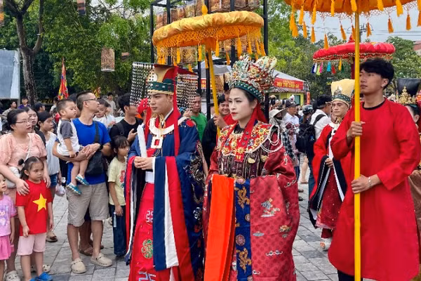 Hình ảnh cổ phục triều Trần được tái hiện công phu. 