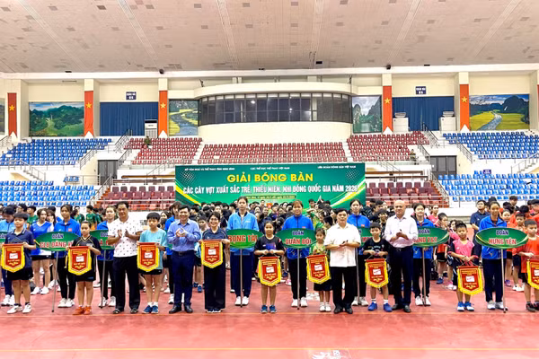 Ban tổ chức trao cờ lưu niệm cho các đoàn tham gia. (Ảnh: YẾN TRINH)