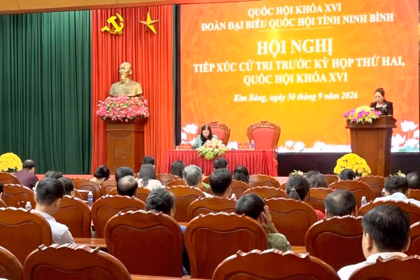 Quang cảnh buổi tiếp xúc cử tri tại phường Kim Bảng.