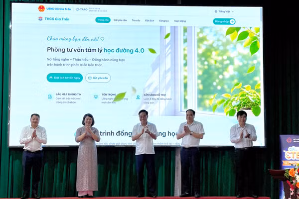 Các đại biểu nhấn nút khởi động triển khai chương trình. (Ảnh: YẾN TRINH) 