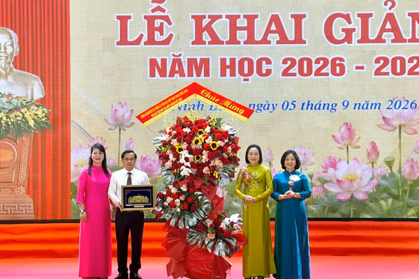 Đồng chí Phó Chủ tịch Quốc hội Nguyễn Thị Thanh tặng hoa chúc mừng Trường trung học phổ thông chuyên Lương Văn Tụy. (Ảnh: YẾN TRINH)
