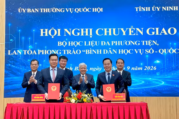 Đại diện các bên ký kết biên bản bàn giao bộ học liệu đa phương tiện. (Ảnh: YẾN TRINH)