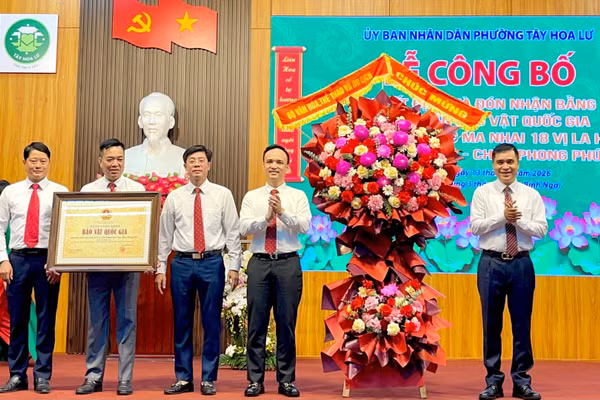 Đại diện lãnh đạo phường Tây Hoa Lư đón nhận Bằng công nhận Bảo vật quốc gia "Bộ tranh khắc ma nhai 18 vị La Hán động Liên Hoa, chùa Phong Phú”. (Ảnh: YẾN TRINH)