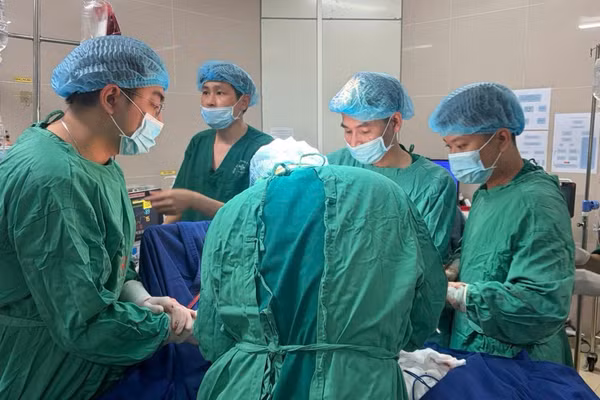 Các bác sĩ thực hiện ca phẫu thuật cho bệnh nhân N.Đ.T, 15 tuổi, xã Yên Đồng, Ninh Bình. (Ảnh: Bệnh viện đa khoa tỉnh Ninh Bình)