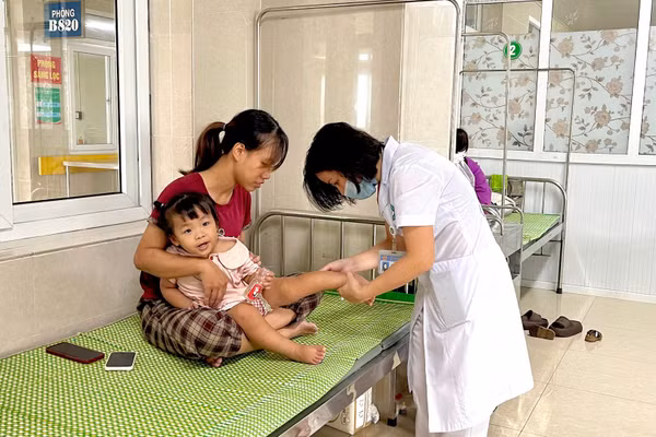 Bác sĩ thăm khám, theo dõi sức khỏe cho bệnh nhi tại Khoa Nhi bệnh nhiệt đới. (Ảnh: YẾN TRINH)