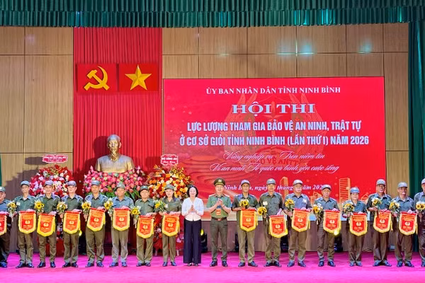 Ban tổ chức trao cờ lưu niệm cho các đội tuyển tham gia.